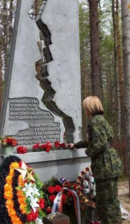 Мемориальная стела в память военнослужащих 9 отдельного лыжного батальона Красной Армии