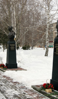 Памятник-бюст Герою Советского Союза Н.Е.Самородову