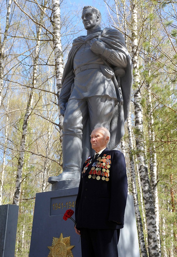 Открыли памятник солдату