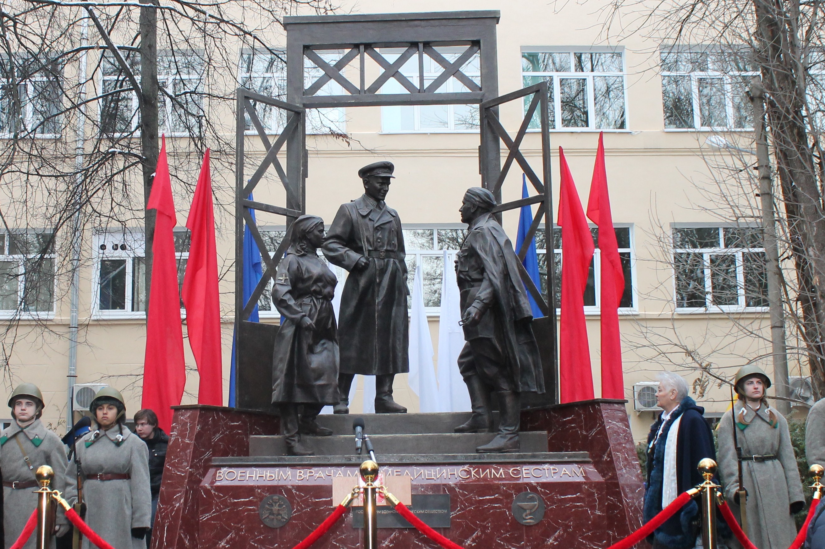 Памятник врачам и медсестрам в Химках МГИК