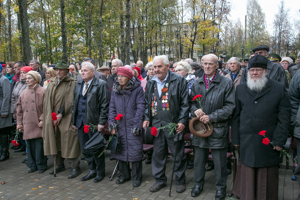 Погода в старой руссе. Ветераны Старая Русса. Памятник советскому солдату Старая Русса. Ветераны гости завода Старая Русса. Новости в старой Руссе.