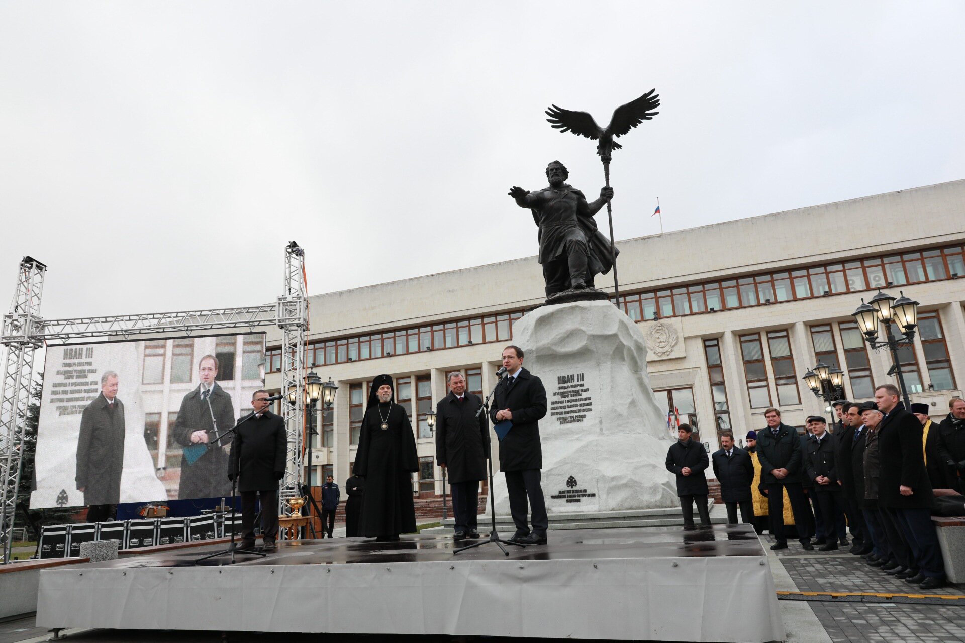 Владимир Мединский открыл памятник Ивану III в Калуге