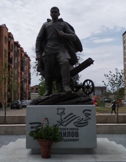 Памятник Герою Советского Союза Х.Н.Нурадилову