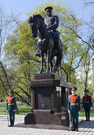 Памятник Дважды Герою Советского Союза Маршалу К.К. Рокоссовскому в Москве