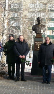 Памятник-бюст Герою Советского Союза гвардии старшему сержанту Е.И.Комбарову