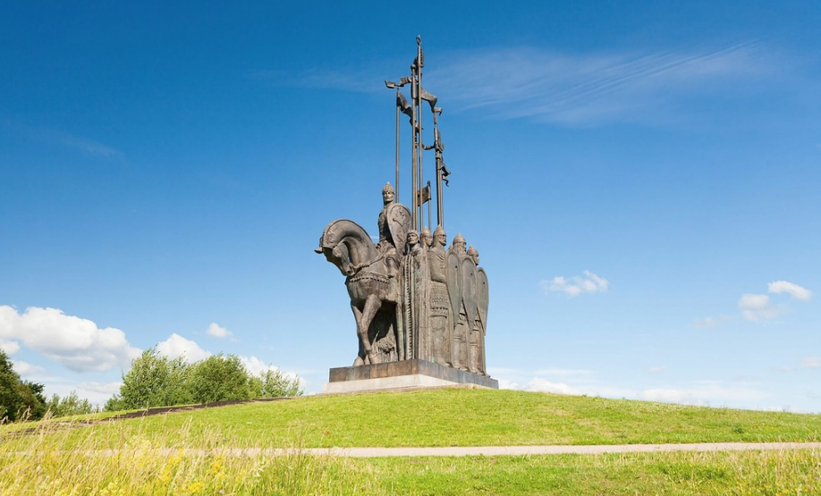 Гора соколиха. Псков гора Соколиха памятник Александру Невскому. Памятник Александру Невскому в Пскове. Памятник ледовому побоищу в Пскове.