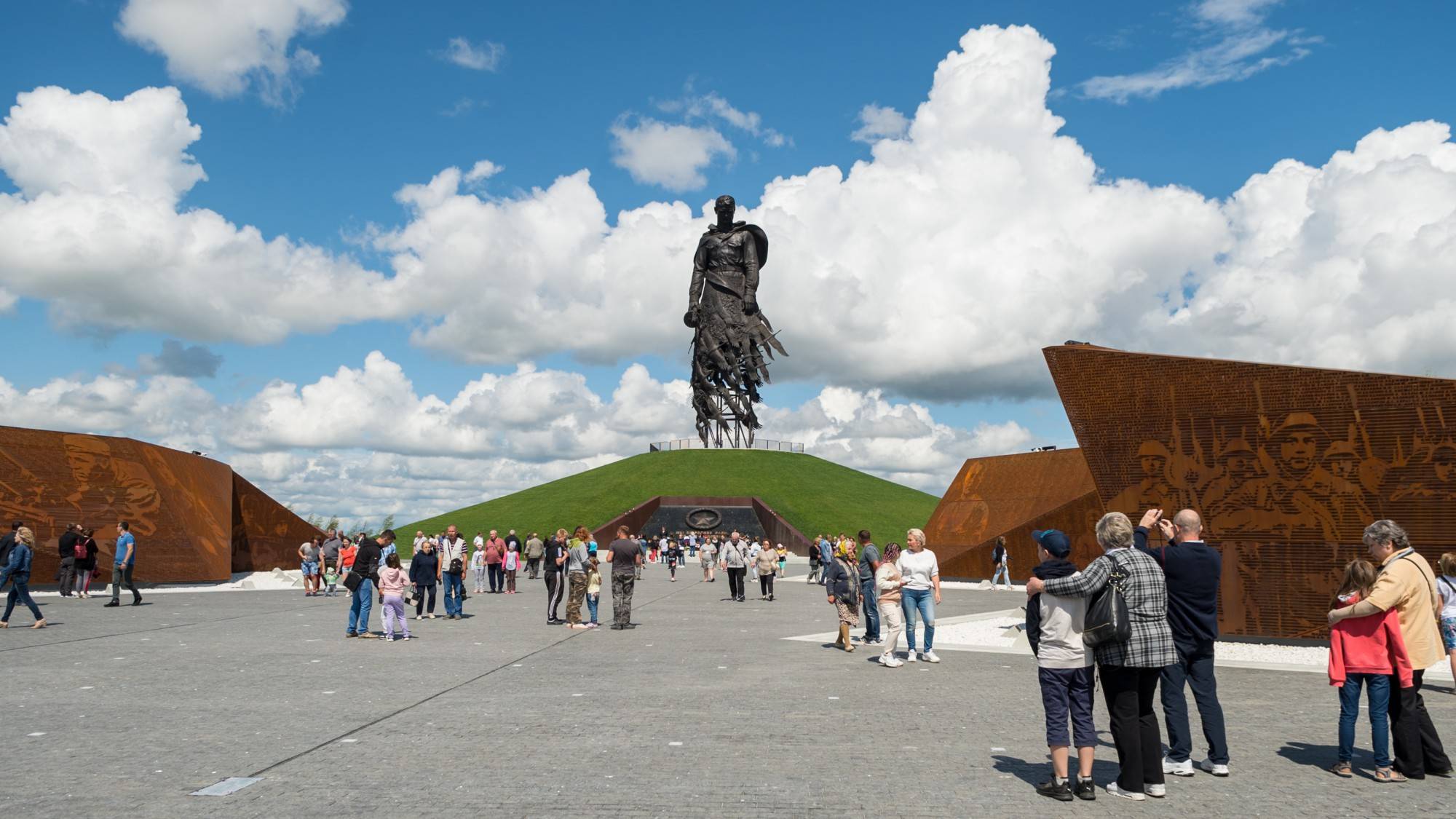 Открытие солдату. Ржев мемориальный комплекс. Г Ржев мемориал советскому солдату. Ржев город мемориал. Мемориал воинской славы Ржев.