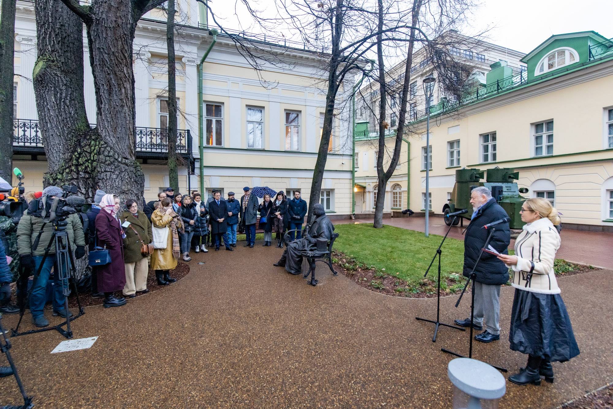 Скульптуры Николая Гоголя и Михаила Булгакова появились на территории Музея  военной формы РВИО - Новости