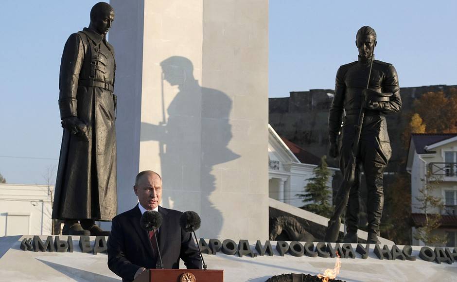 Владимир Путин возложил цветы к памятнику жертвам Гражданской войны и поздравил россиян с Днем народного единства
