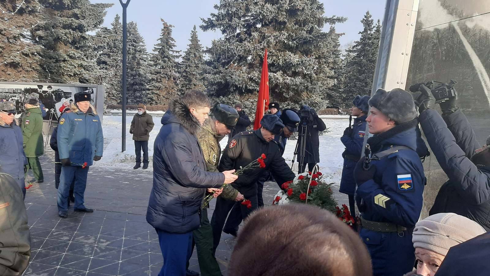 12 открываются. Открытие памятника стелы в Ульяновске. В УЛГПУ возложили цветы к памятнику и.н.Ульянова.