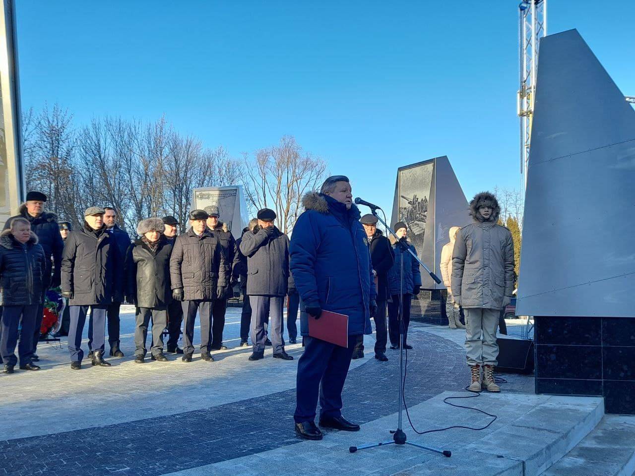 Город трудовой доблести памятники. Памятник трудовой доблести Пенза. Стела город трудовой доблести Чебоксары. Открытие стелы город трудовой доблести Чебоксары.