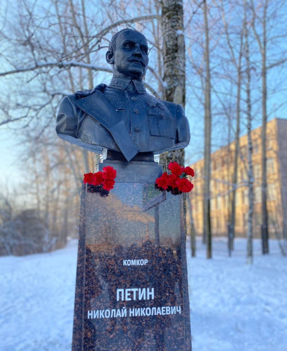 Памятник комкору Николаю Петину открыт в Вологде