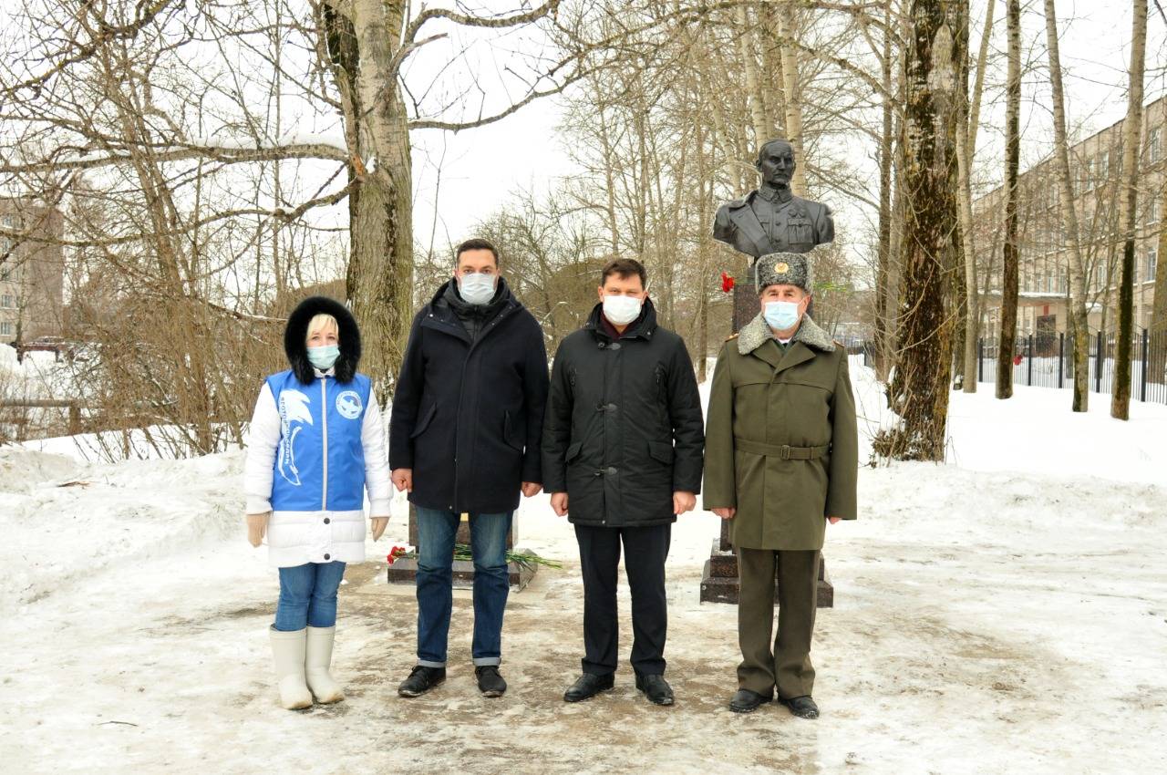 Жители Вологды почтили память военачальника Николая Петина