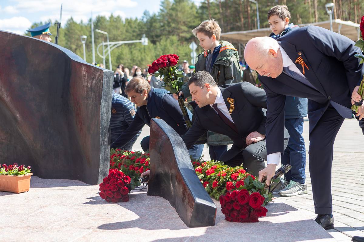 Памятники знаменам. Знамя Победы Идрица мемориал. Монумент Знамя Победы Идрица. Памятник Победы. Открытие памятника Знамя Победы.