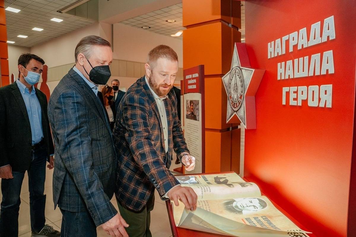 Александр Беглов посетил выставку «Война. Герои и подвиги»