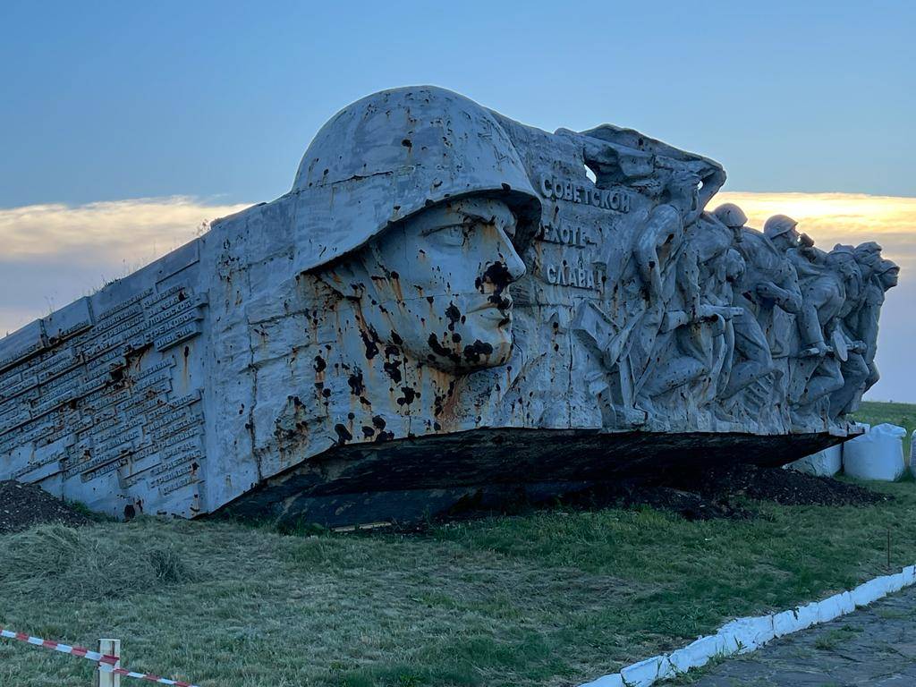 Крупное реликтовое животное рядом с саур могилы. Мемориальный комплекс Саур-могила. Саур могила 2022. Саур могила РВИО. Саур могила видно море.