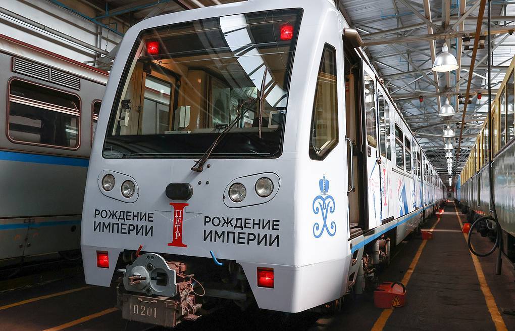 Тематический поезд в честь 350-летия Петра Великого запущен в московском метро