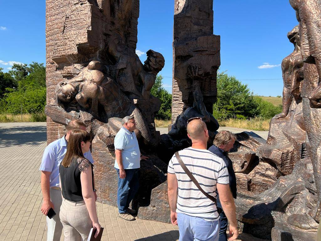 Эксперты обследуют мемориал «Непокоренные» в Краснодоне