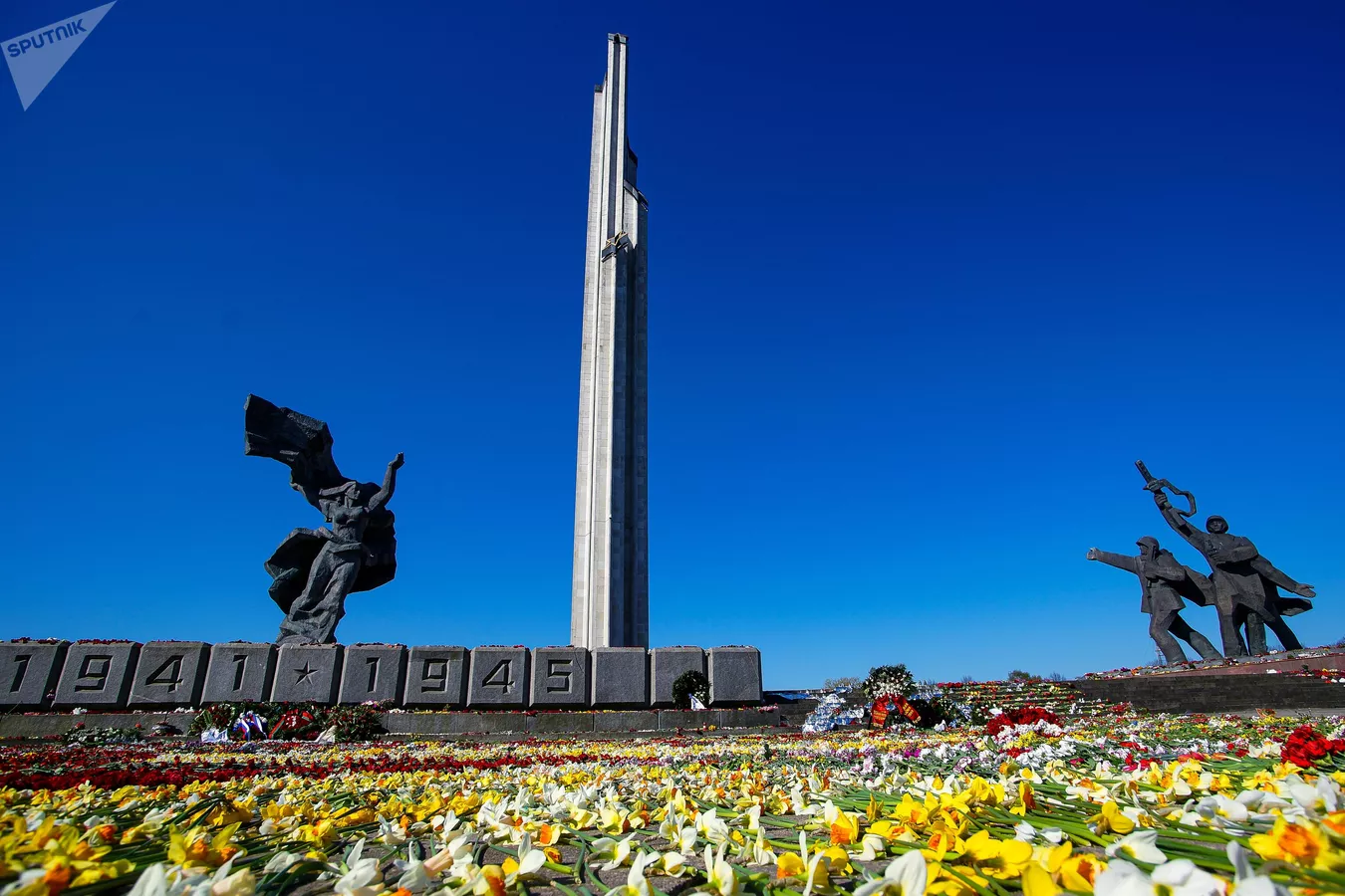 Воин освободитель снесли. Памятник освободителям Риги. Памятник воинам Советской армии Латвия. Рига памятник воинам освободителям. Рига монумент Победы.