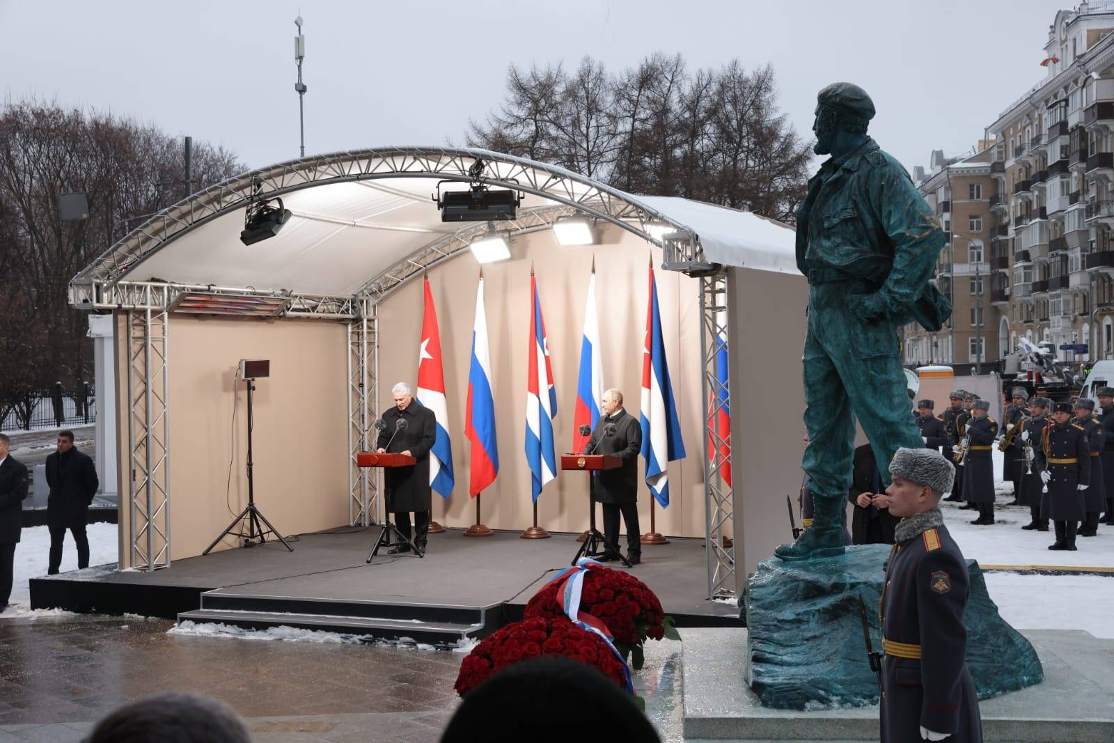 Владимир Путин и Диас-Канель открыли памятник Фиделю Кастро в Москве