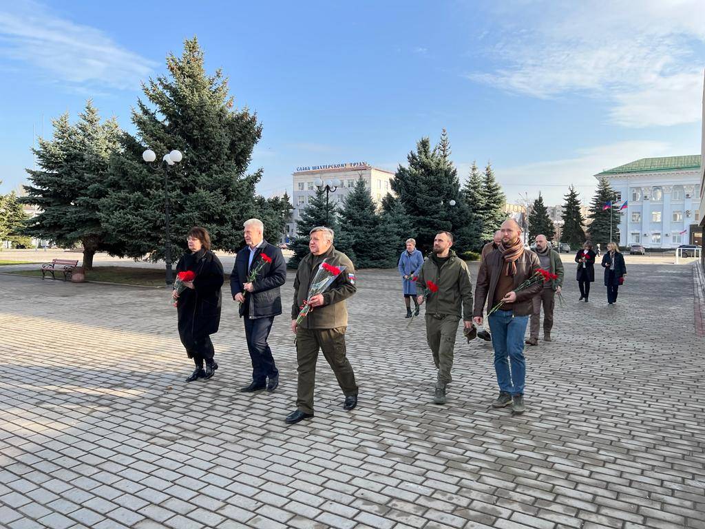 Культура луганской народной республики. Луганская Республика ,Краснодон. Мэр города Краснодона. Памятник неизвестному солдату в г. Краснодоне Луганской.