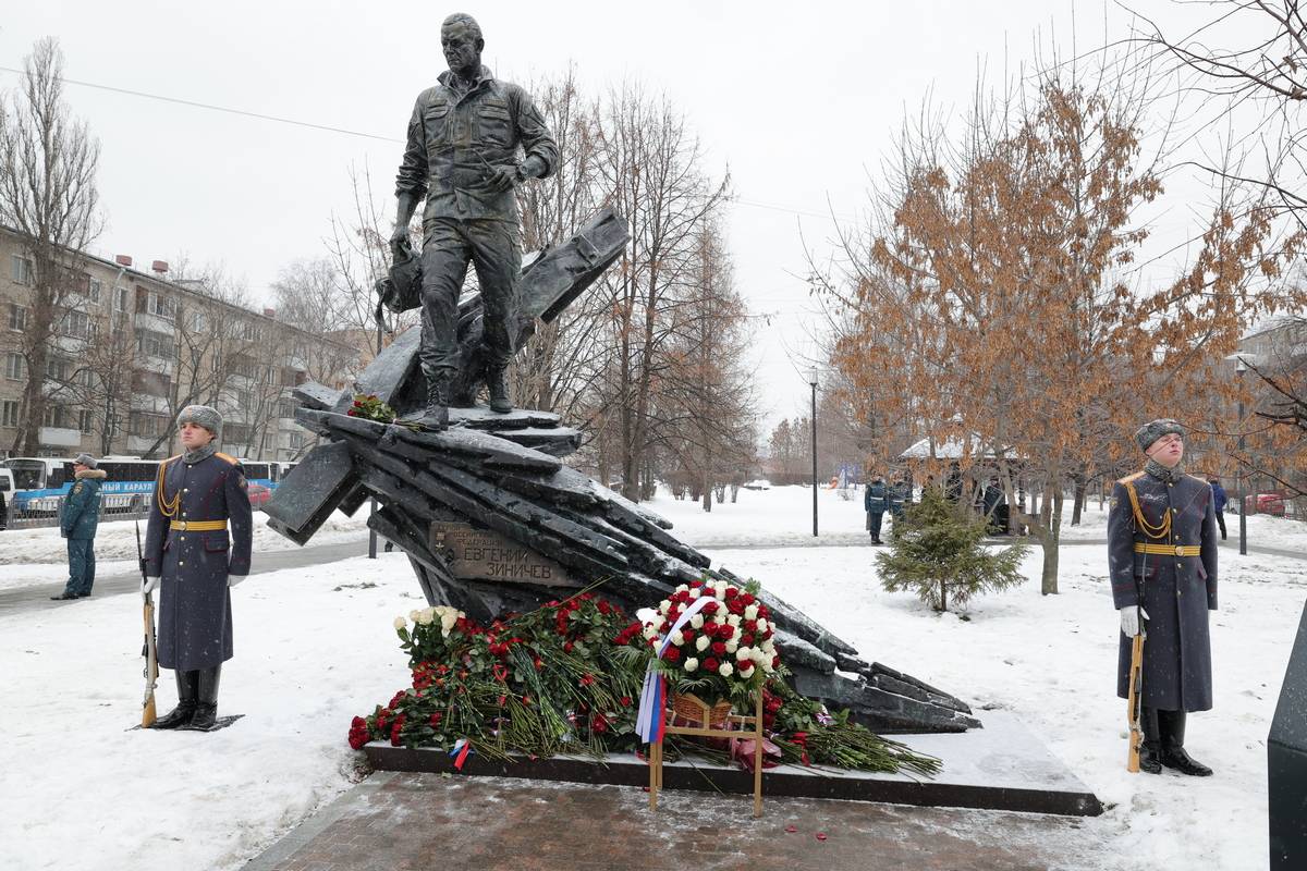 В День спасателя Российской Федерации в Москве открыт памятник Евгению Зиничеву
