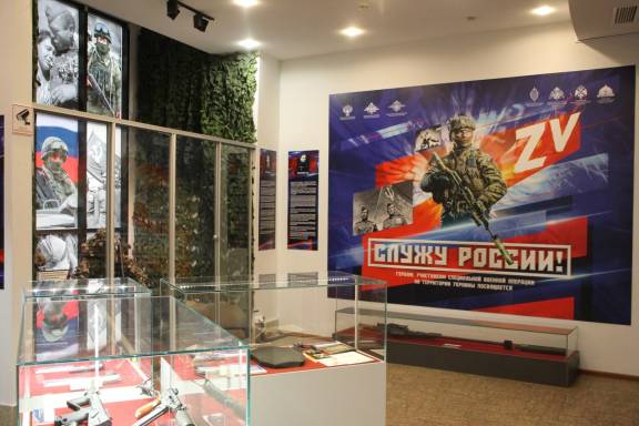 В Тульском государственном музее оружия продолжает работу выставка «Служу России!», посвященная героям, участникам СВО