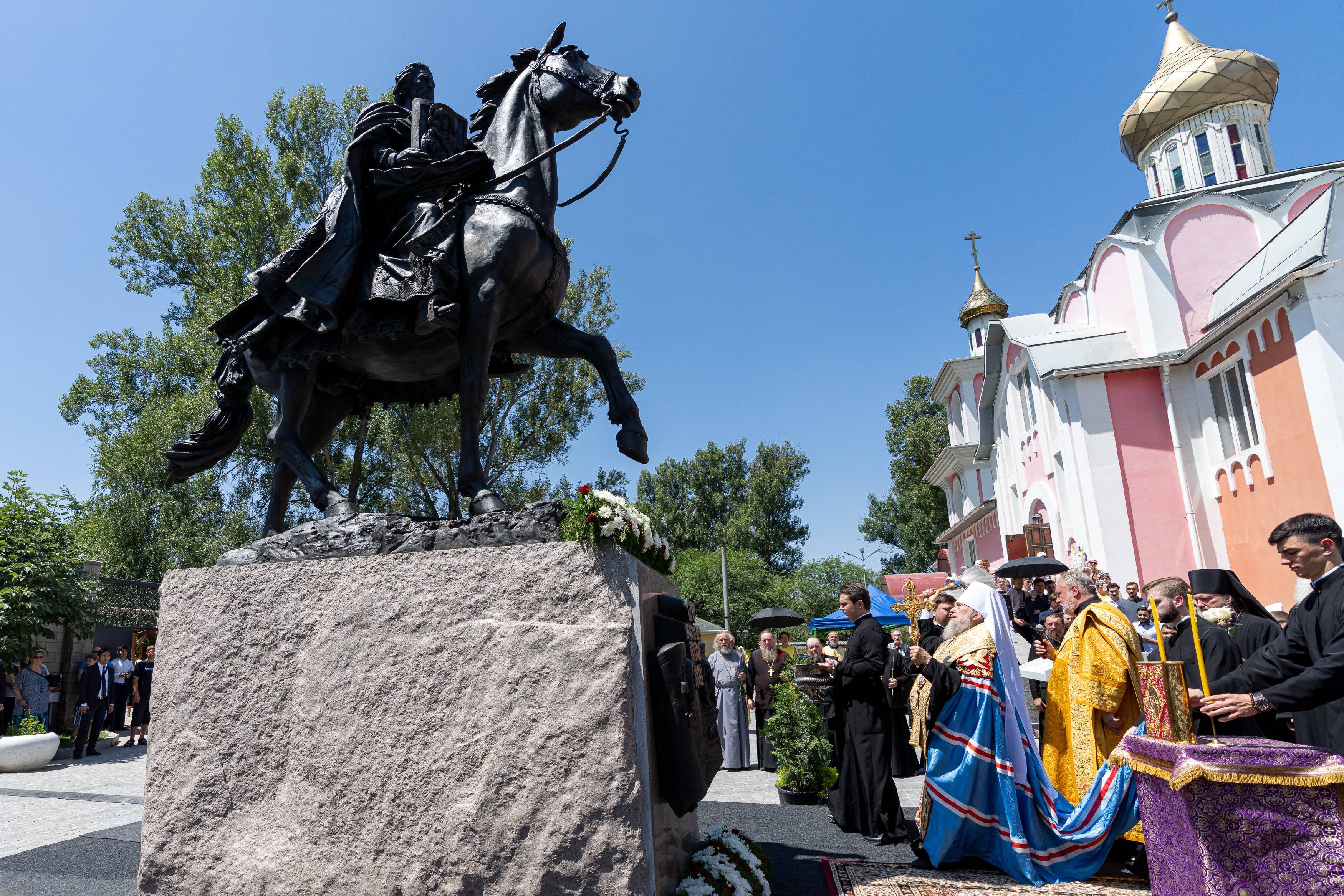 памятник александру невскому в москве