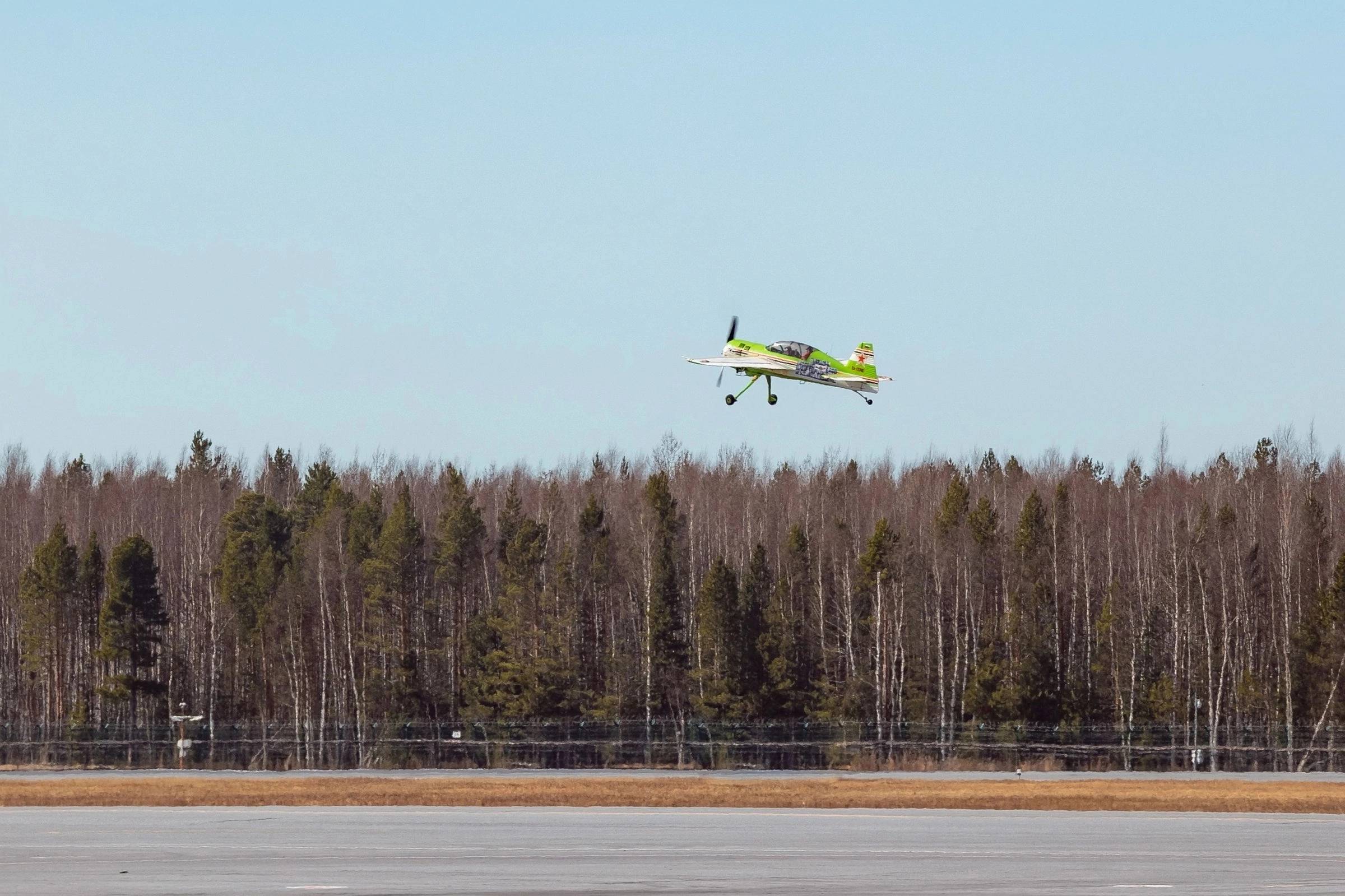 Барсы сургут 9 мая. Пилотажная группа Барсы Сургут. Барсов Сургут DC-3. Як-54 фото.