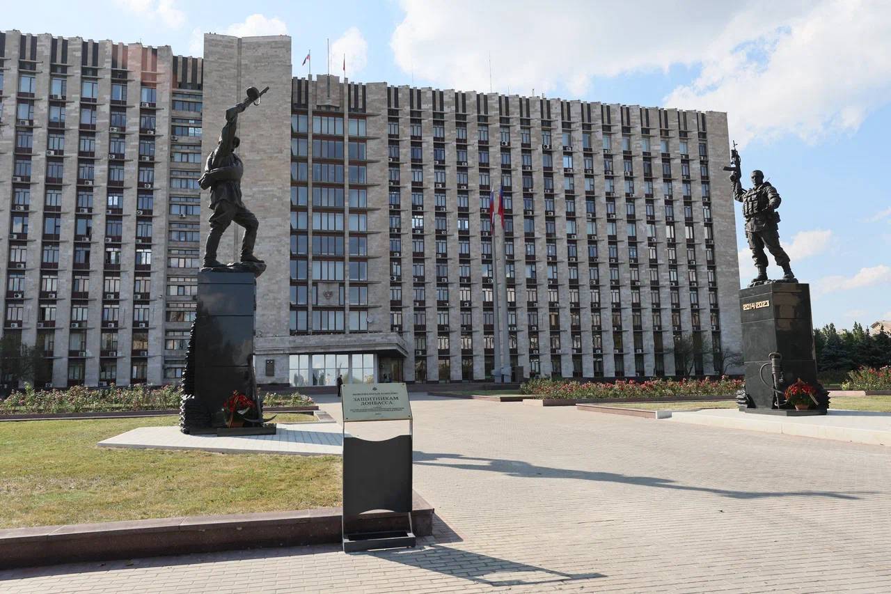 В Донецке установили монумент «Шахтерам – Защитникам Донбасса»