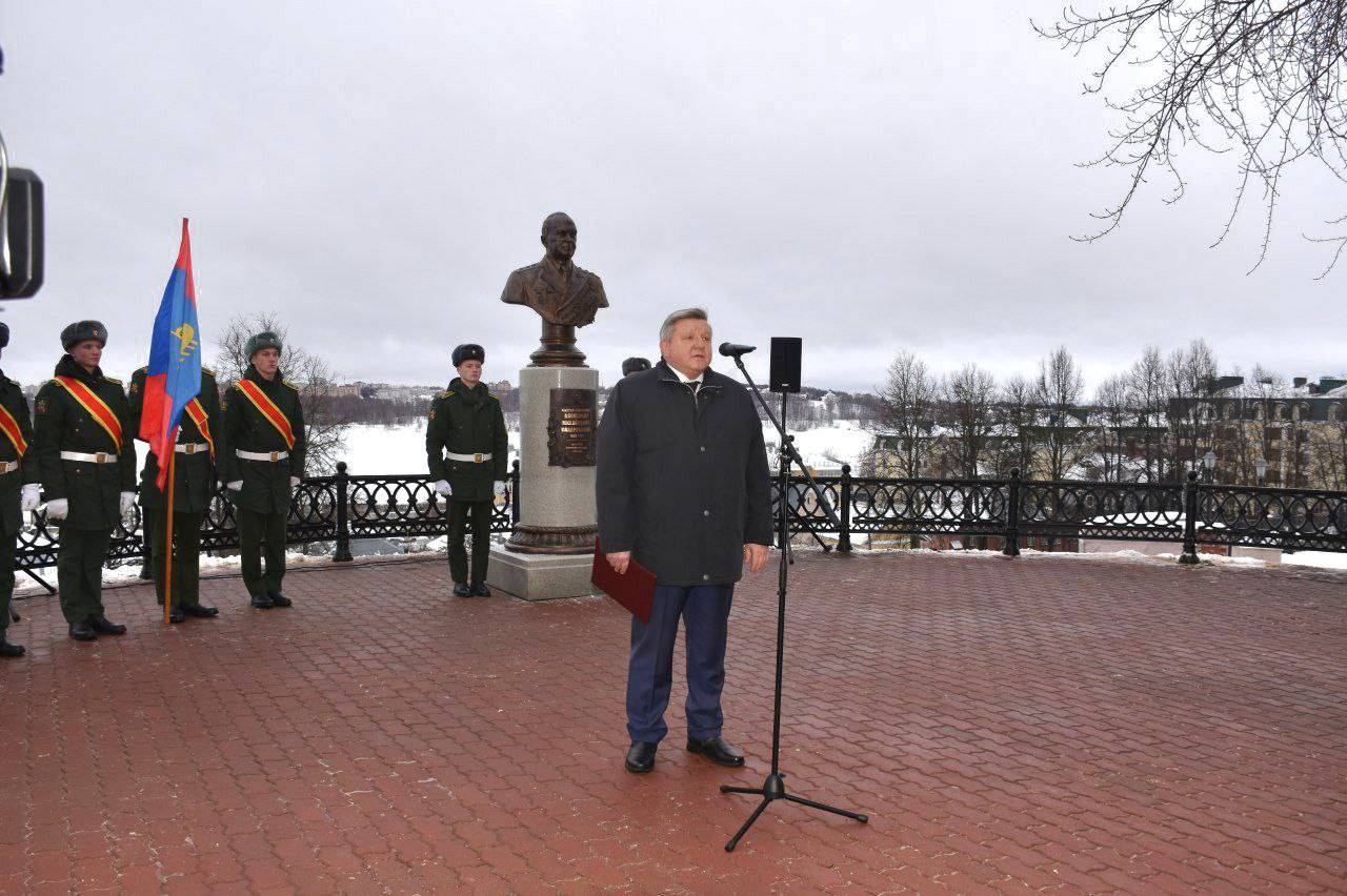 В Костроме установили бюст генерал-полковнику Александру Сахаровскому -  Новости