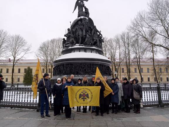 Возложение цветов к памятнику "Тысячелетие России" в честь открытия русскими моряками Антарктиды в Великом Новгороде