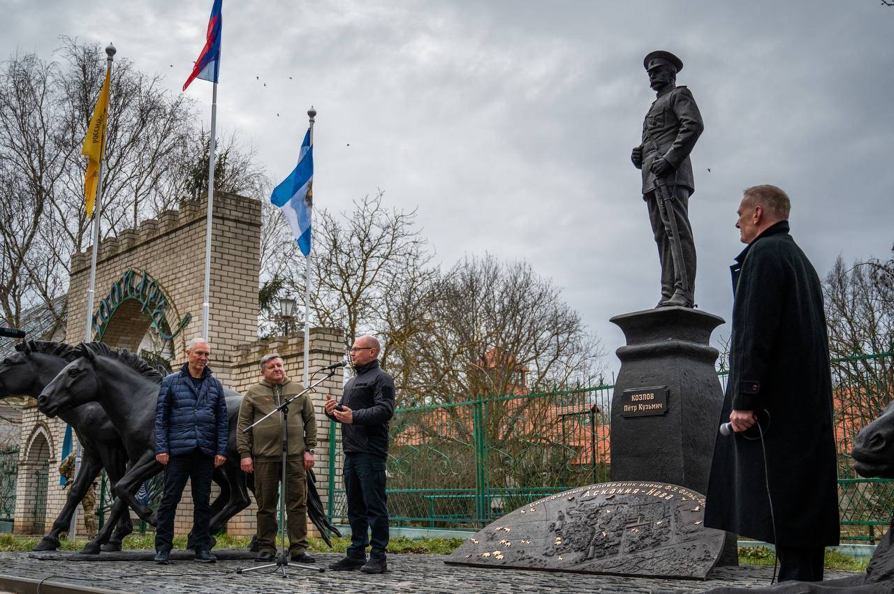 В Херсонской области открыт памятник Петру Козлову