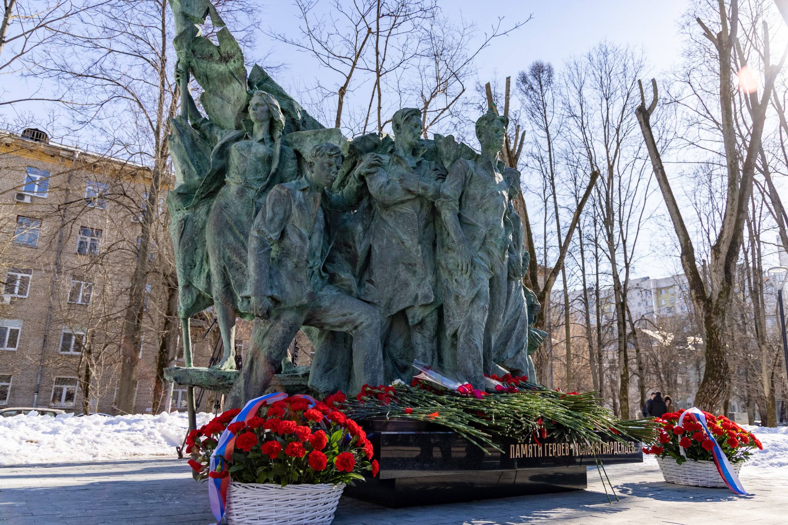 Памятник Героям-молодогвардейцам открыт в Москве