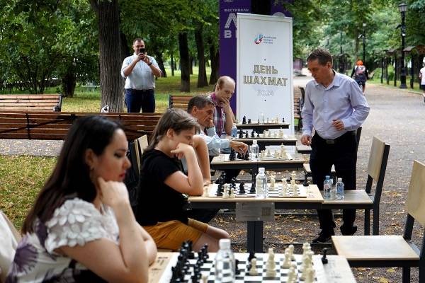 В день шахмат на Гоголевском бульваре прошел сеанс одновременной игры