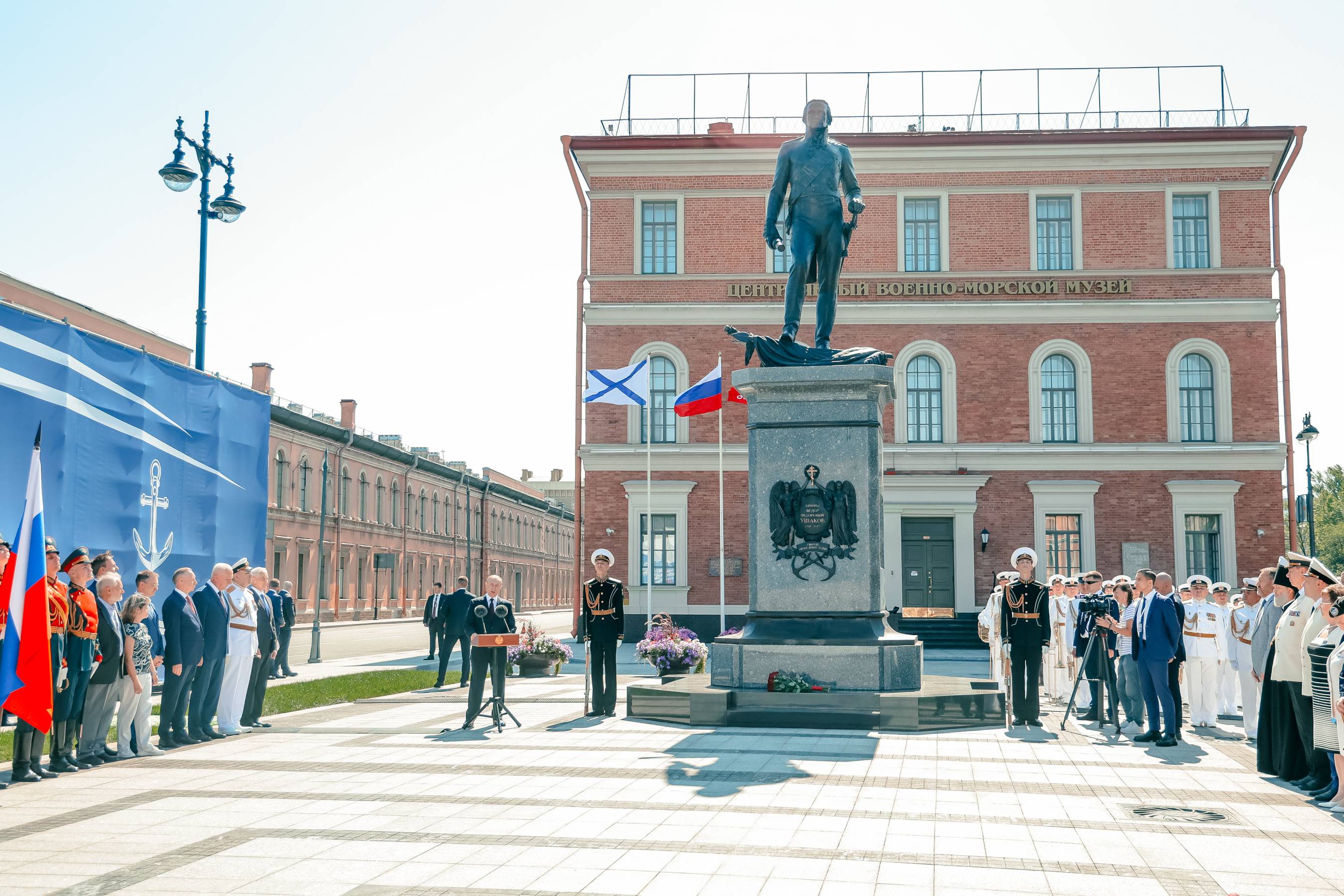 Памятник адмиралу Фёдору Ушакову открыт в Санкт-Петербурге